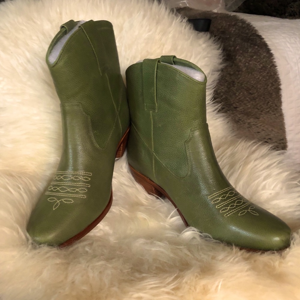NWOT Naked Boot and Shoe Cowboy Booties and Tote!